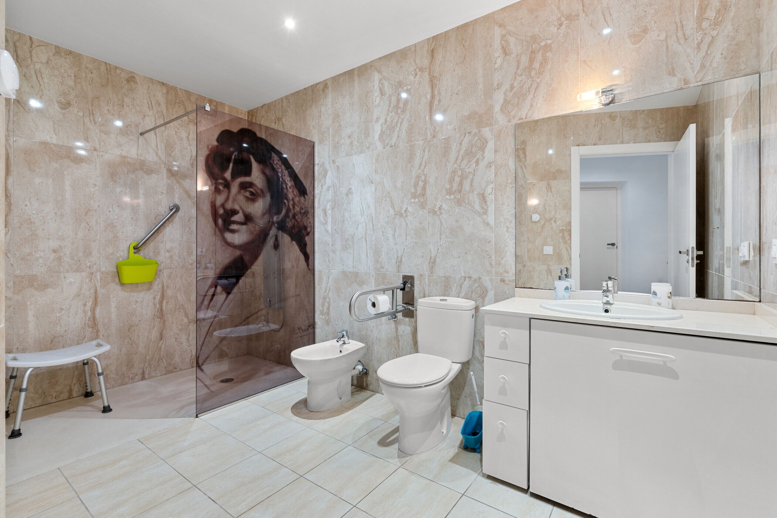 Dusche, Haartrockner, Handtücher