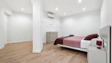 Een kluis op de kamer, een strijkplank/strijkijzer, gratis wifi