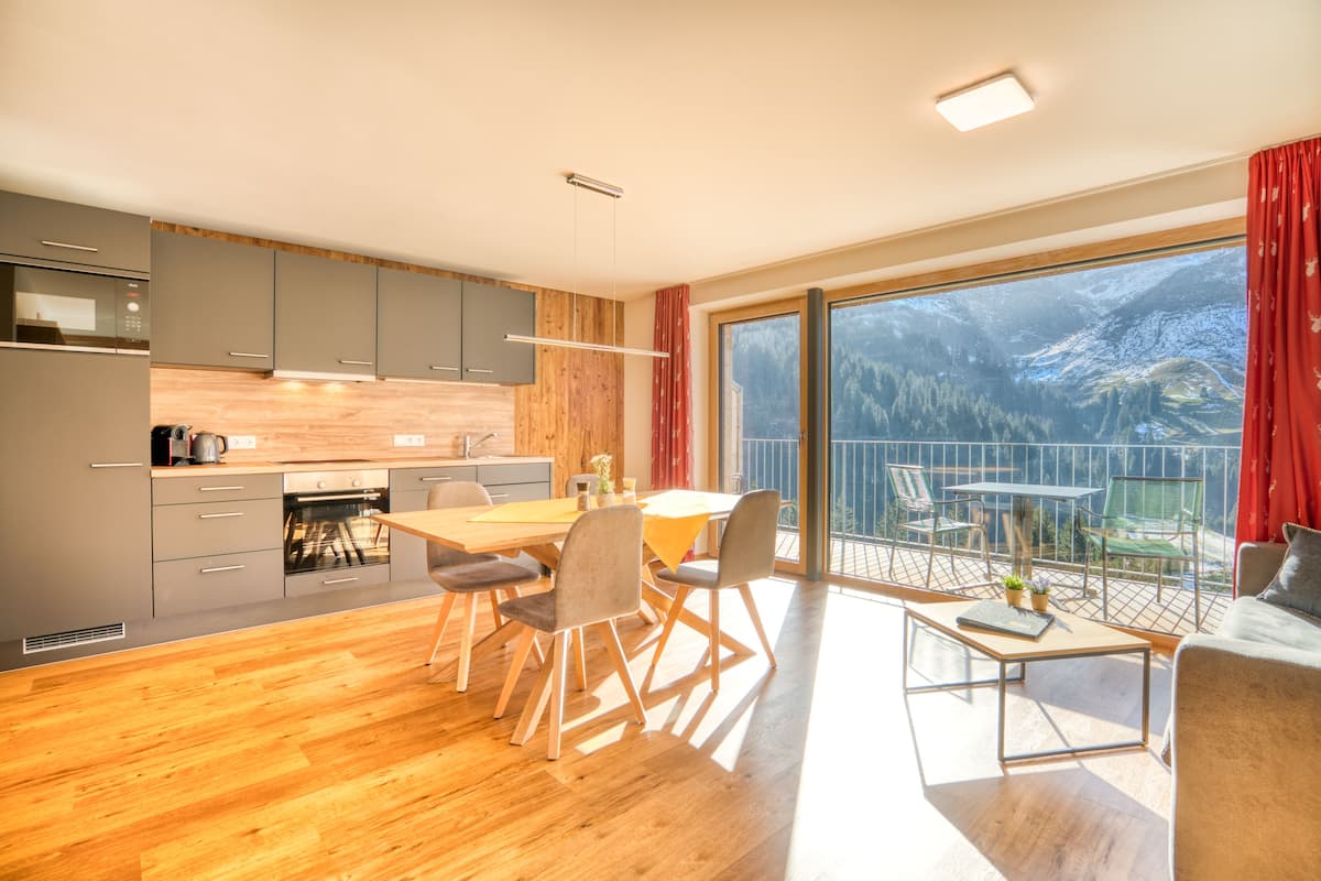 Junior-Apartment, 2 Schlafzimmer, Bergblick (Top 3) | Essbereich im Zimmer