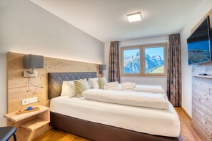 Junior Apartment, 2 Bedrooms, Mountain View (Top 2) | In-room safe, blackout drapes, free WiFi, bed sheets - HUS 23 (Schroecken)