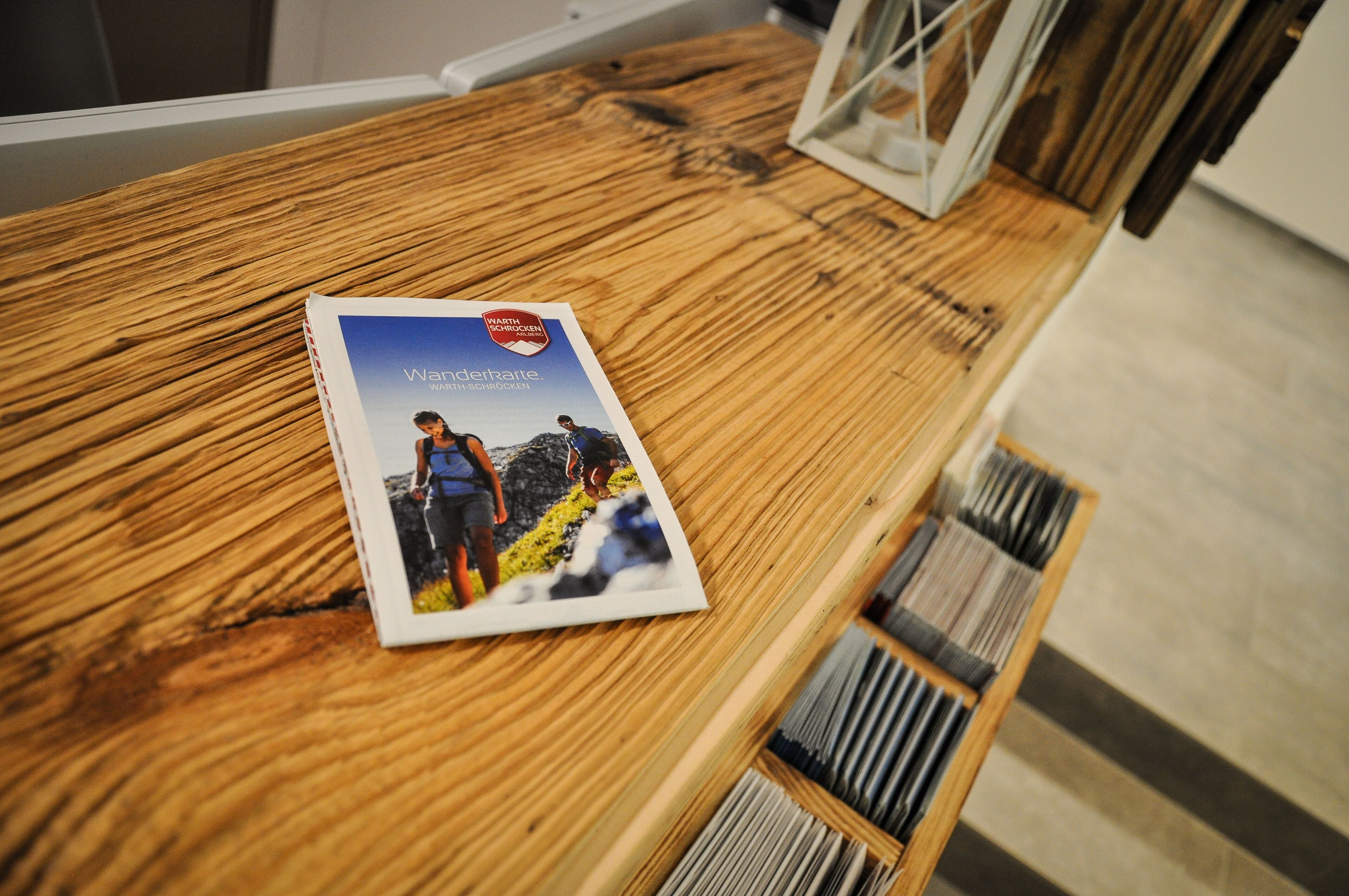 Una revista titulada "Wanderkarte" sobre una mesa de madera.
