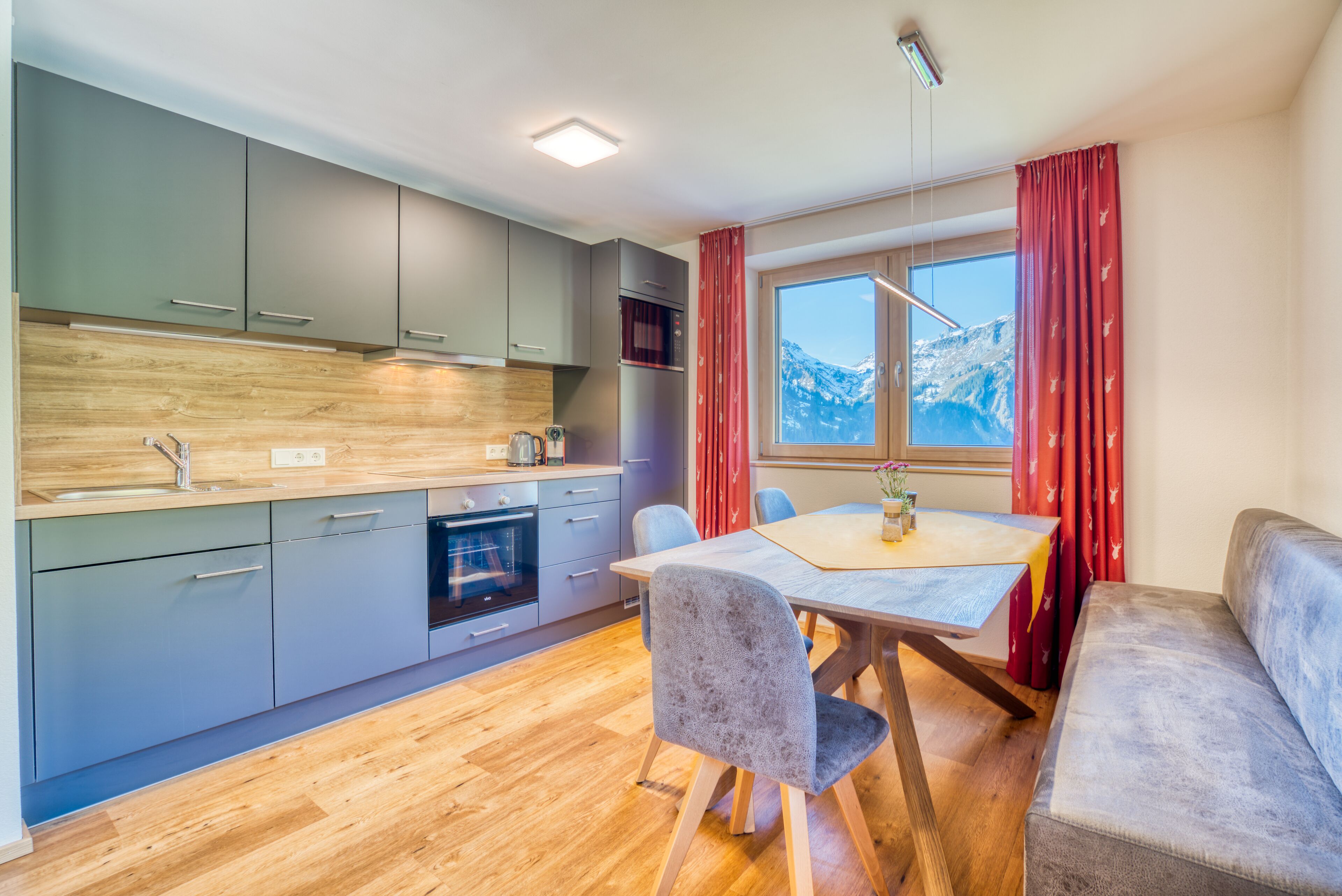 Junior-Apartment, 2 Schlafzimmer, Bergblick (Top 2) | Eigene Küche | Großer Kühlschrank, Herdplatte, Kochgeschirr/Geschirr/Besteck