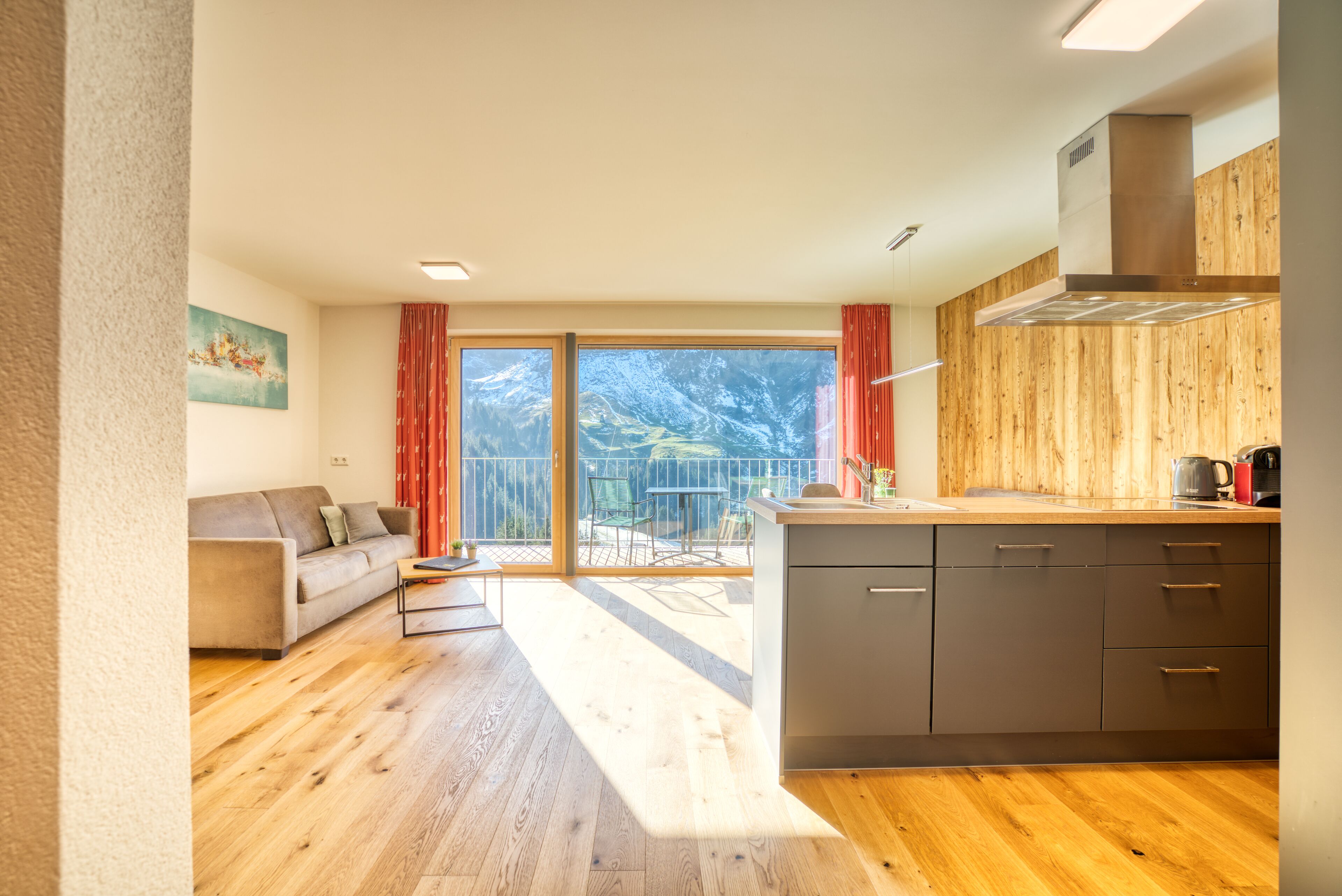 Leilighet – comfort, 2 soverom, fjellutsikt (Top 4) | Oppholdsområde | Flatskjerm-TV