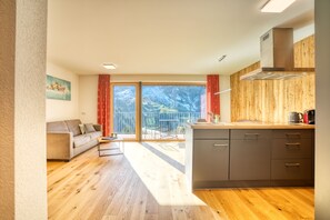 Comfort appartement, 2 slaapkamers, uitzicht op bergen (Top 4) | Woonruimte | Flatscreentelevisie