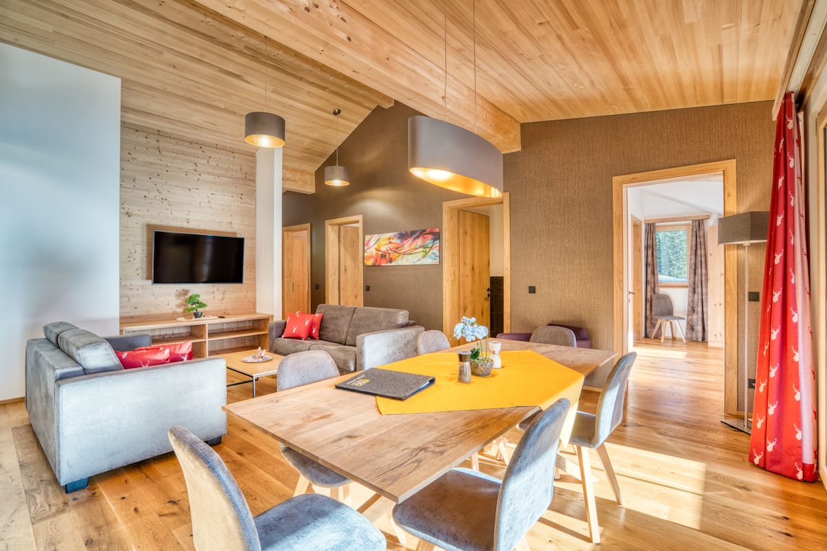 Comfort-Apartment, 3 Schlafzimmer, Bergblick (Top 7) | Essbereich im Zimmer