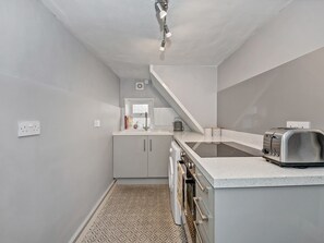 Fridge, microwave, oven, cookware/dishes/utensils - Pass The Keys Cosy two Bedroom Cottage in the Heart of Suffolk (Stowmarket)