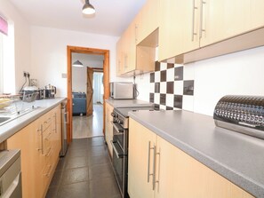 Cottage | Private kitchen | Fridge, dishwasher, electric kettle, toaster - Seashell Cottage (Lowestoft)