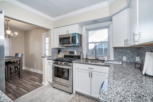 “The Family Spot” near airport, shopping, & more.