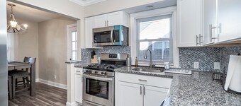 “The Family Spot” near airport, shopping, & more.