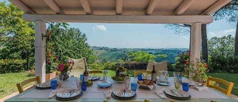 تناول الطعام بالخارج