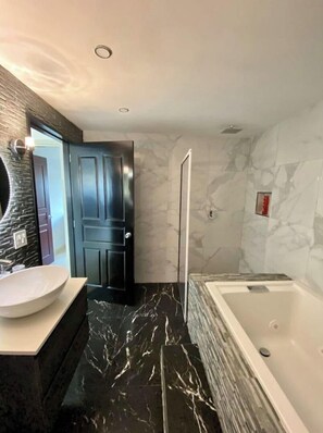 Bathtub - COMFORTABLE APARTMENT WITH POOL, WHIRLPOOL BATHTUB, 70" TV AND MORE (Cabo San Lucas)