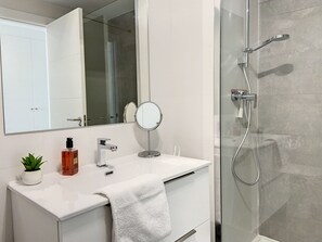 シャワー、タオル