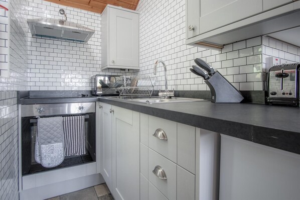 Private kitchen - Honeysuckle Cottage - 1 Bedroom Cottage - Amroth (Amroth)