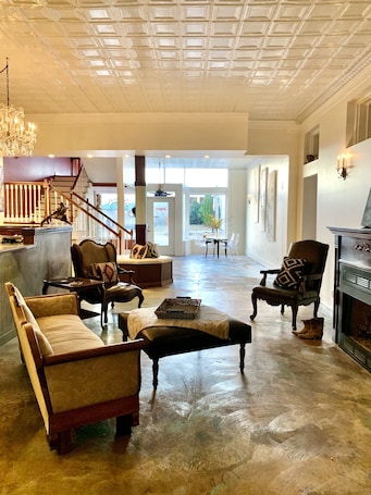 Lobby. K. ensuite room in Historic Railroad Inn & town. Continental Breakfast.