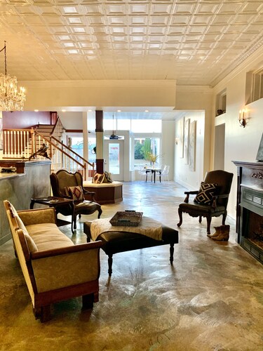  K. ensuite room in Historic Railroad Inn & town.  Continental Breakfast.