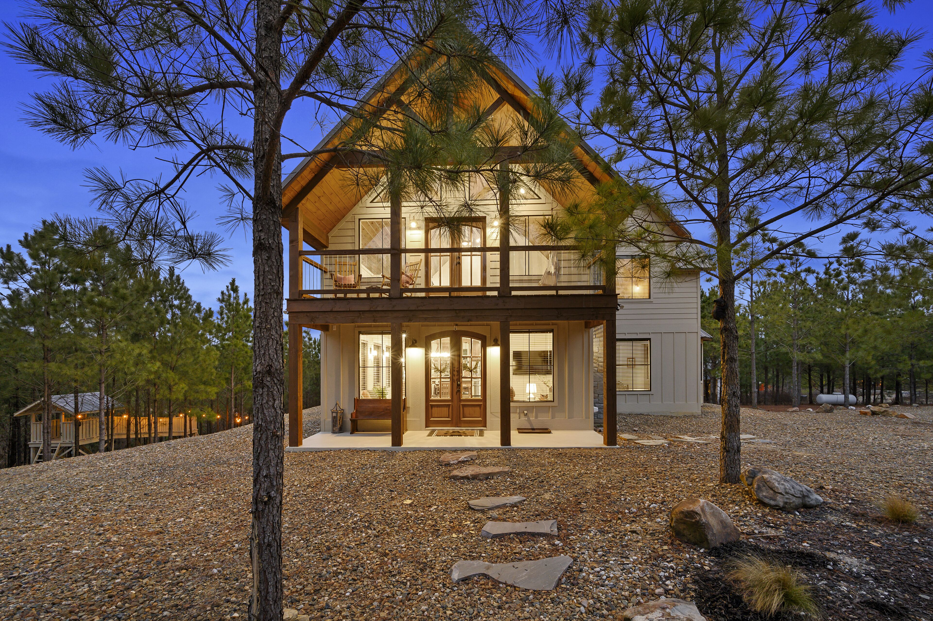 Teddy Ridge- Ultra-Luxe Cozy Farmhouse Cabin Nestled in the Woods- Sleeps 14