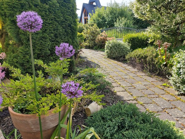 Property grounds - Fantastic vacation home with garden, terrace, playground & e-charging station (Bad Gottleuba-Berggießhübel)