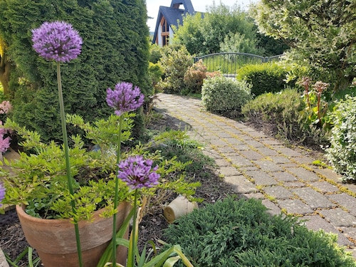 traumhaftes Ferienhaus mit Garten, Terrasse, Spielplatz & E-LadesÀule