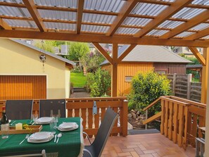 Outdoor dining - Fantastic vacation home with garden, terrace, playground & e-charging station (Bad Gottleuba-Berggießhübel)