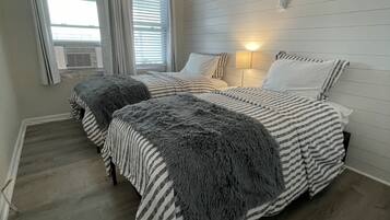 2 bedrooms, iron/ironing board, free WiFi, bed sheets