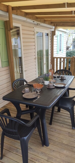 Outdoor dining - Mobile Home (Sérignan)