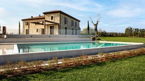 Un edificio de piedra con una piscina delantera.