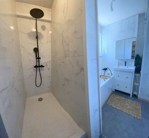 Bathtub, free toiletries, hair dryer, towels - T4 Boulevard Vigenal - DABNB (Limoges)