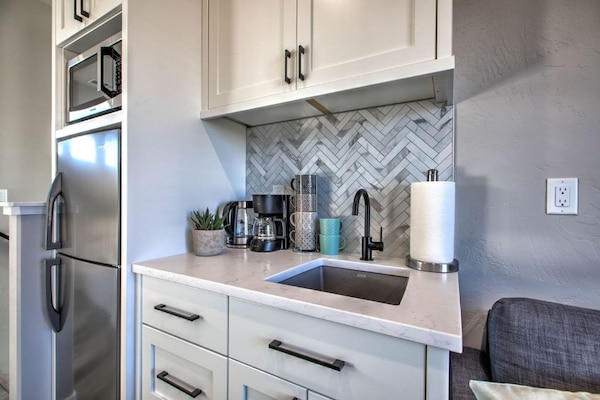 Een koelkast, een magnetron, een koffiezetapparaat/waterkoker