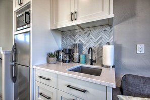 Refrigerador, microondas, cafetera y tetera y tetera eléctrica 