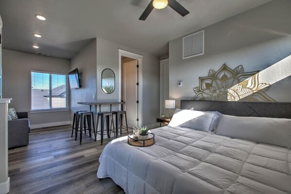 1 habitación, tabla de planchar con plancha, wifi gratis y ropa de cama 