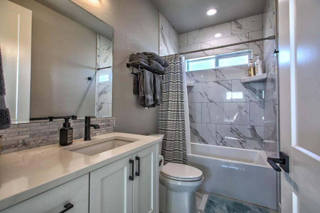 Kombinert dusj/badekar, hårføner, håndklær og såpe