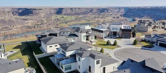 Steps to the Canyon Rim w/Fast Wi-Fi & EV Charging