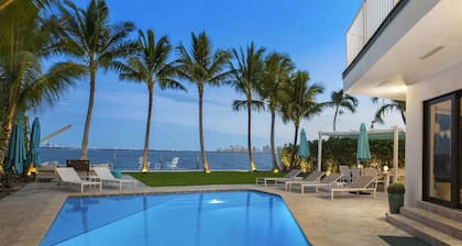 Bayfront Villa: Heated Pool, Amazing Views & Beach Access!