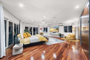 4 habitaciones, caja de seguridad en la habitación y escritorio 