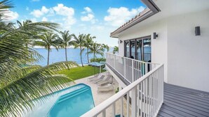 Outdoor pool, a heated pool - Bayfront Villa Heated Pool Amazing Views and Beach Access (North Bay Village)