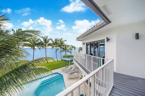 Bayfront Villa Heated Pool Amazing Views and Beach Access