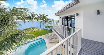 Bayfront Villa Heated Pool Amazing Views and Beach Access