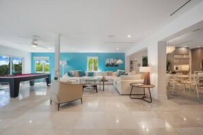 Een smart-tv, een stereo en een kantoor