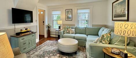 Een smart-tv, een stereo en een kantoor