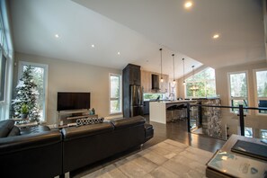 Télévision, cheminée, baby-foot