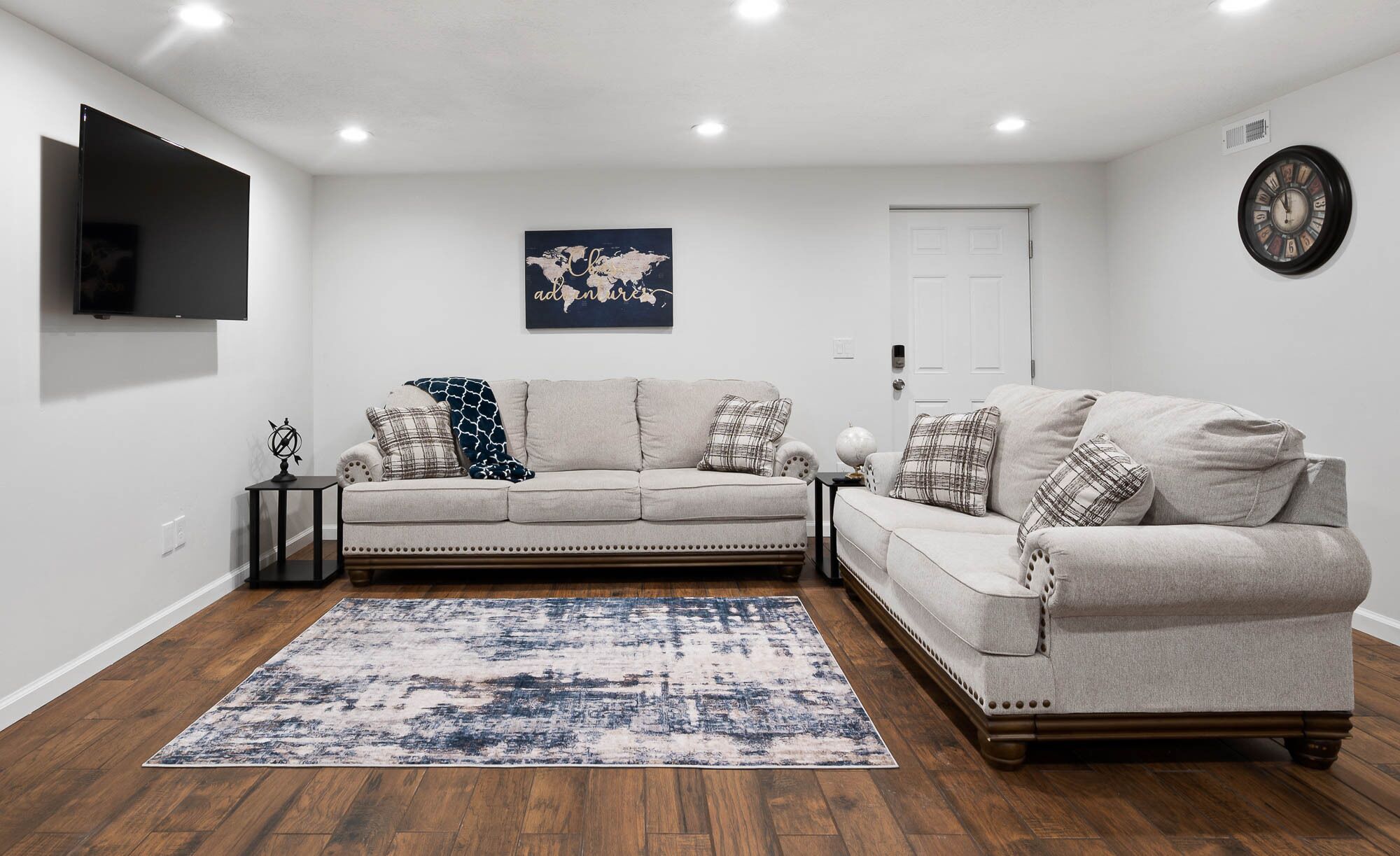 Basement Guest Suite*KING BED*WIFI*WASHER & DRYER