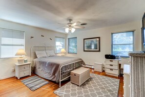 3 bedrooms, desk, iron/ironing board, free WiFi