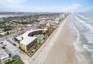 On the beach - Welcome to "The Dream" (New Owners)  One bedroom Oceanfront Condo. 2nd floor (Daytona Beach Shores)