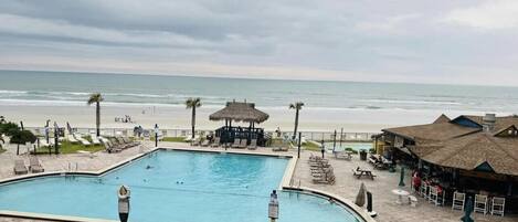 من حمّامات السباحة المغطاة، حمّام سباحة خارجي