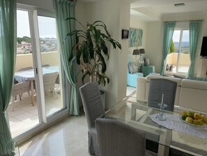 Smart-tv, een open haard, boeken en een stereo