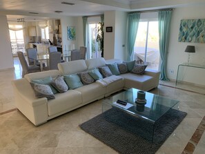 Een smart-tv, een open haard, boeken en een stereo