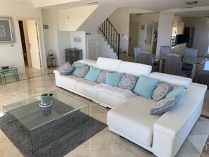 Een smart-tv, een open haard, boeken en een stereo