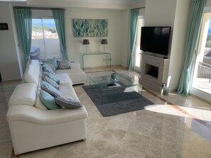 Smart-tv, een open haard, boeken en een stereo