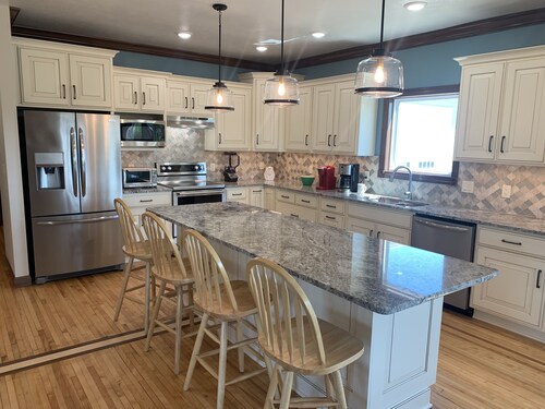 1916 renovated 8 bedroom, family-friendly home with great views