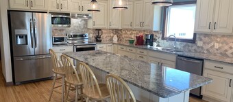 1916 renovated 8 bedroom, family-friendly home with great views